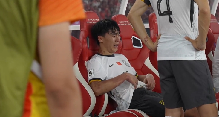 无缘世界杯！赛后胡荷韬坐在替补席，长时间痛哭不止😭