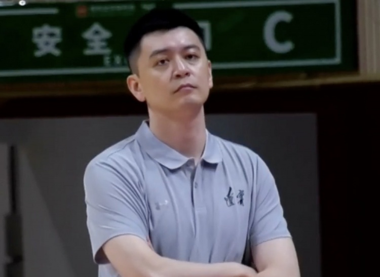 全运会男篮小组赛：辽宁105-71新疆 赵继伟16分6助 葛浩然17分3助