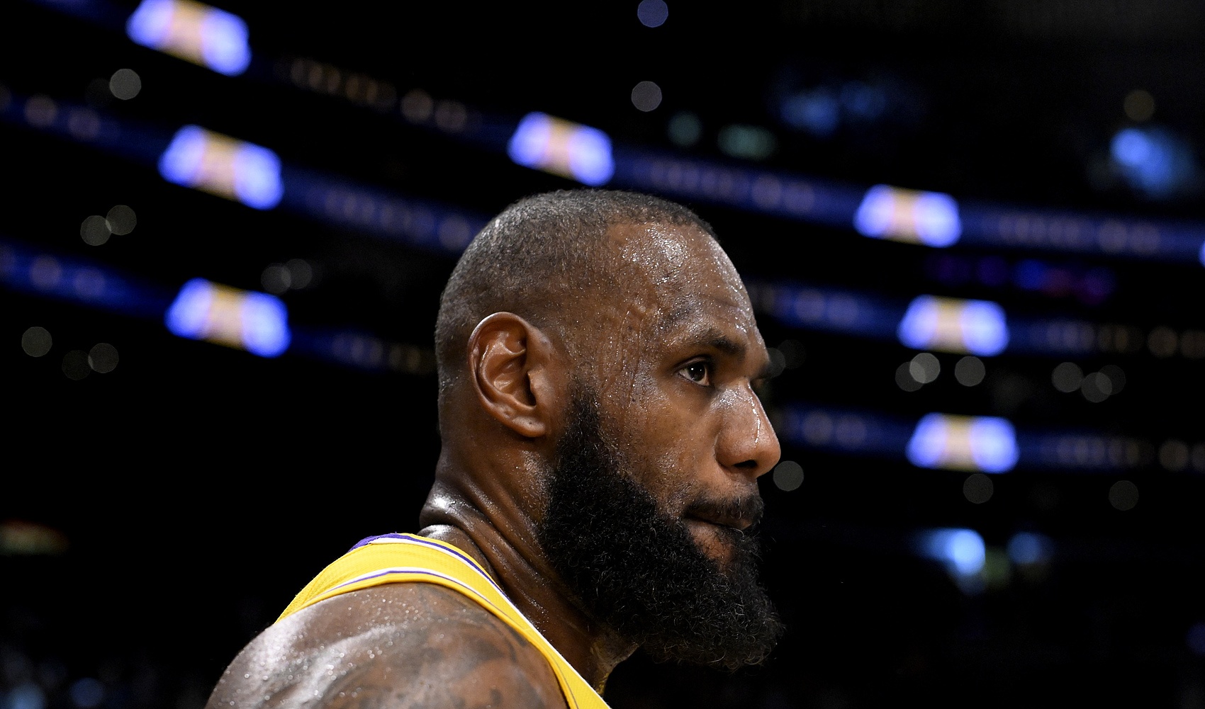 ESPN：有几支队伍在“皱着眉头”试图去了解詹姆斯是否会被交易