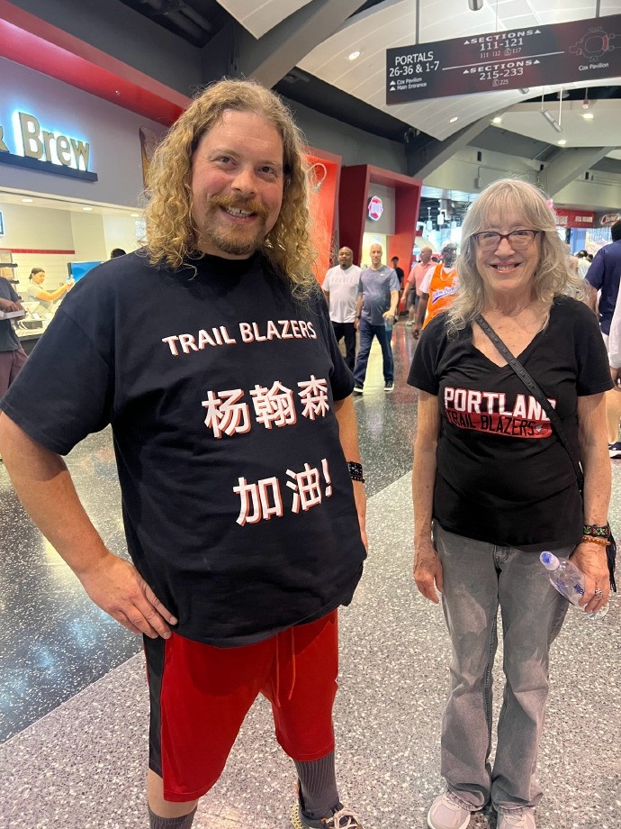 👍杨瀚森水不了！球迷穿特制衣服为小杨加油 “瀚”少了三点水
