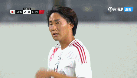 差点抢出机会！日本后场回传失误，韦世豪抢断后没能碰到皮球