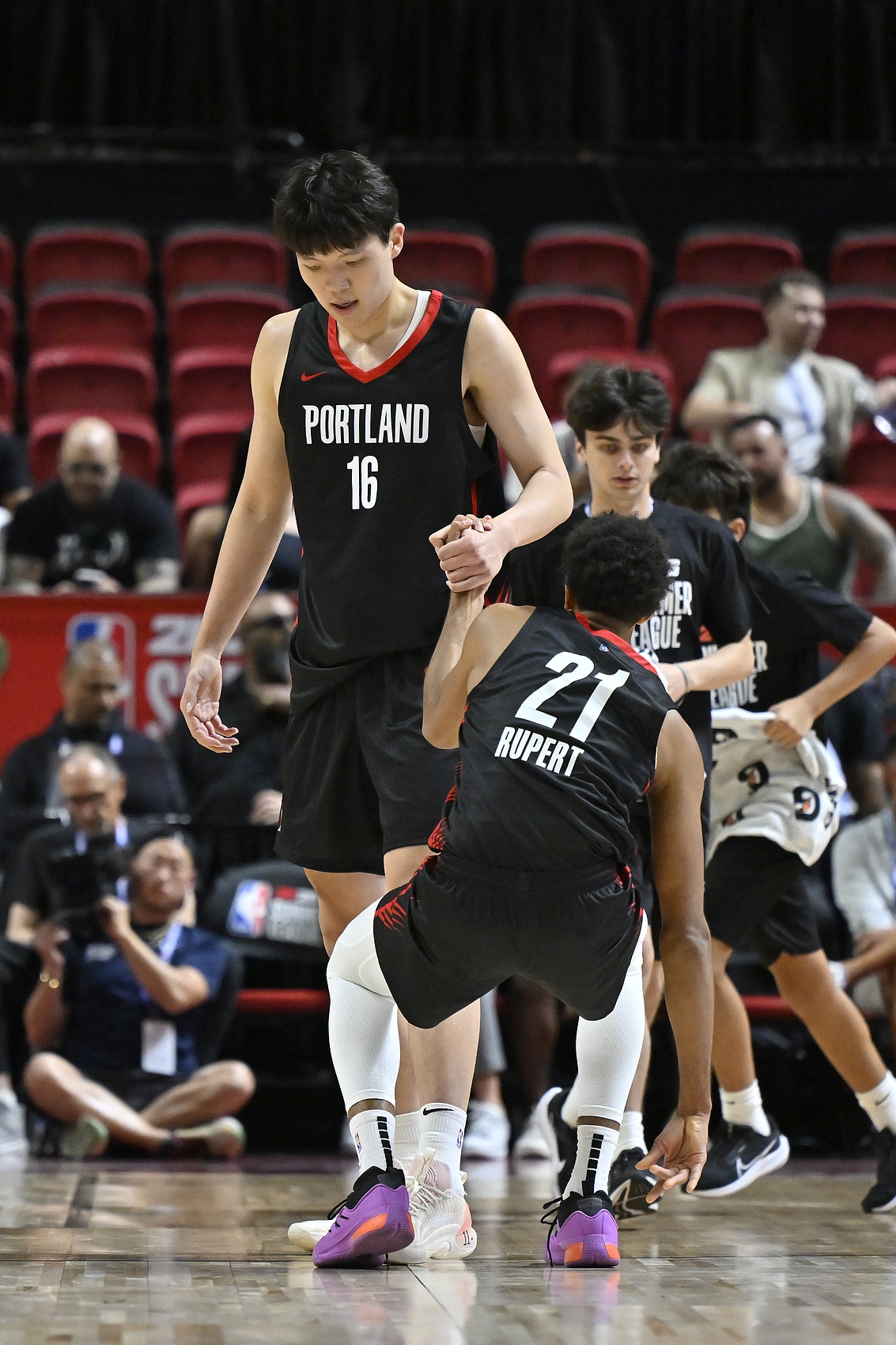 媒体人：杨瀚森在场时有体系 他不在时像临时拼凑5个哥们来打野球