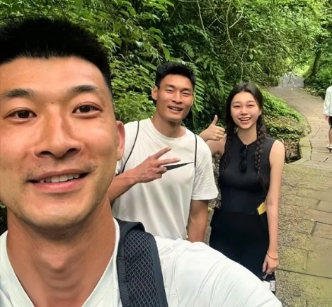清凉一夏！刘殿座与韩鹏飞夫妇一同出游：大飞水耍耍