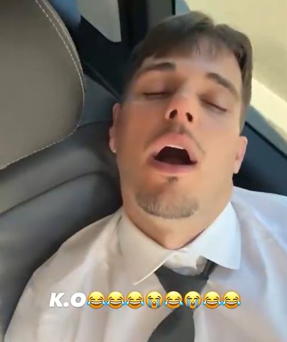 小孩哥精力旺盛😂亚马尔晒视频：自己神采奕奕，朋友睡成表情包