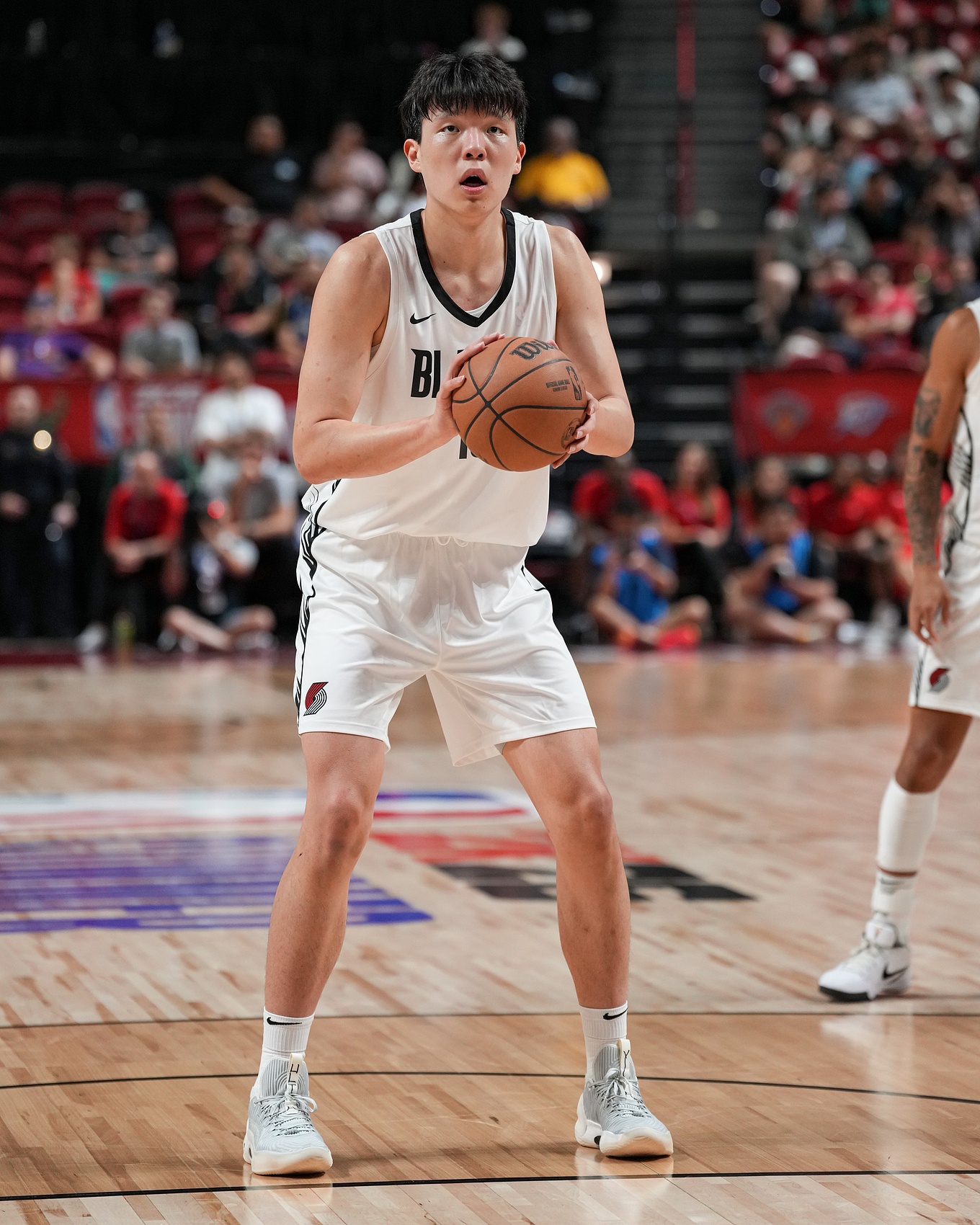 💪影响力！杨瀚森罚篮时 现场的中国球迷大喊“杨瀚森MVP”