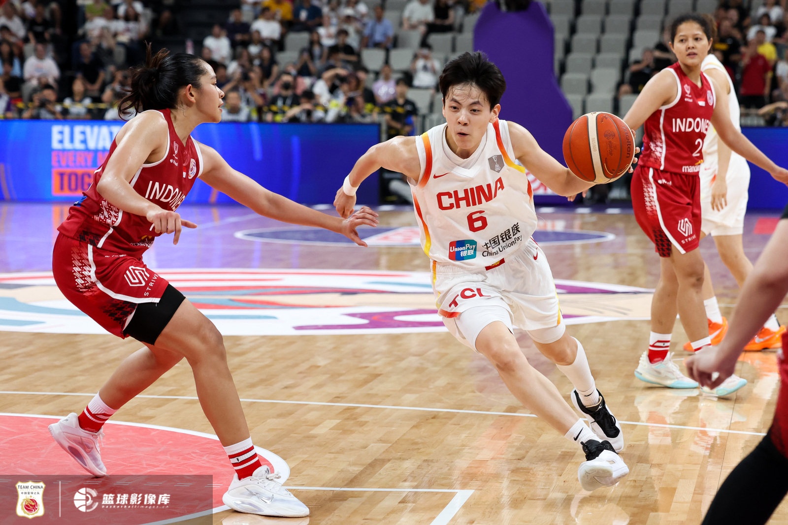 利刃出鞘🗡️杨舒予5中4拿下12分2板4助3断 灵动突破成亮点