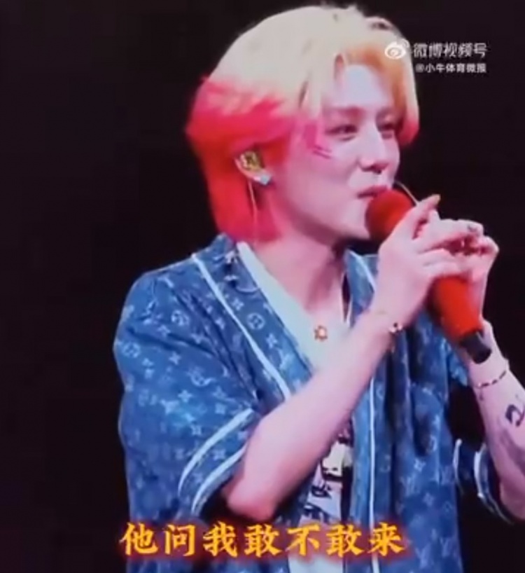 鹿晗演唱会和粉丝就“苏超”进行互动：很想很想去苏超现场看球
