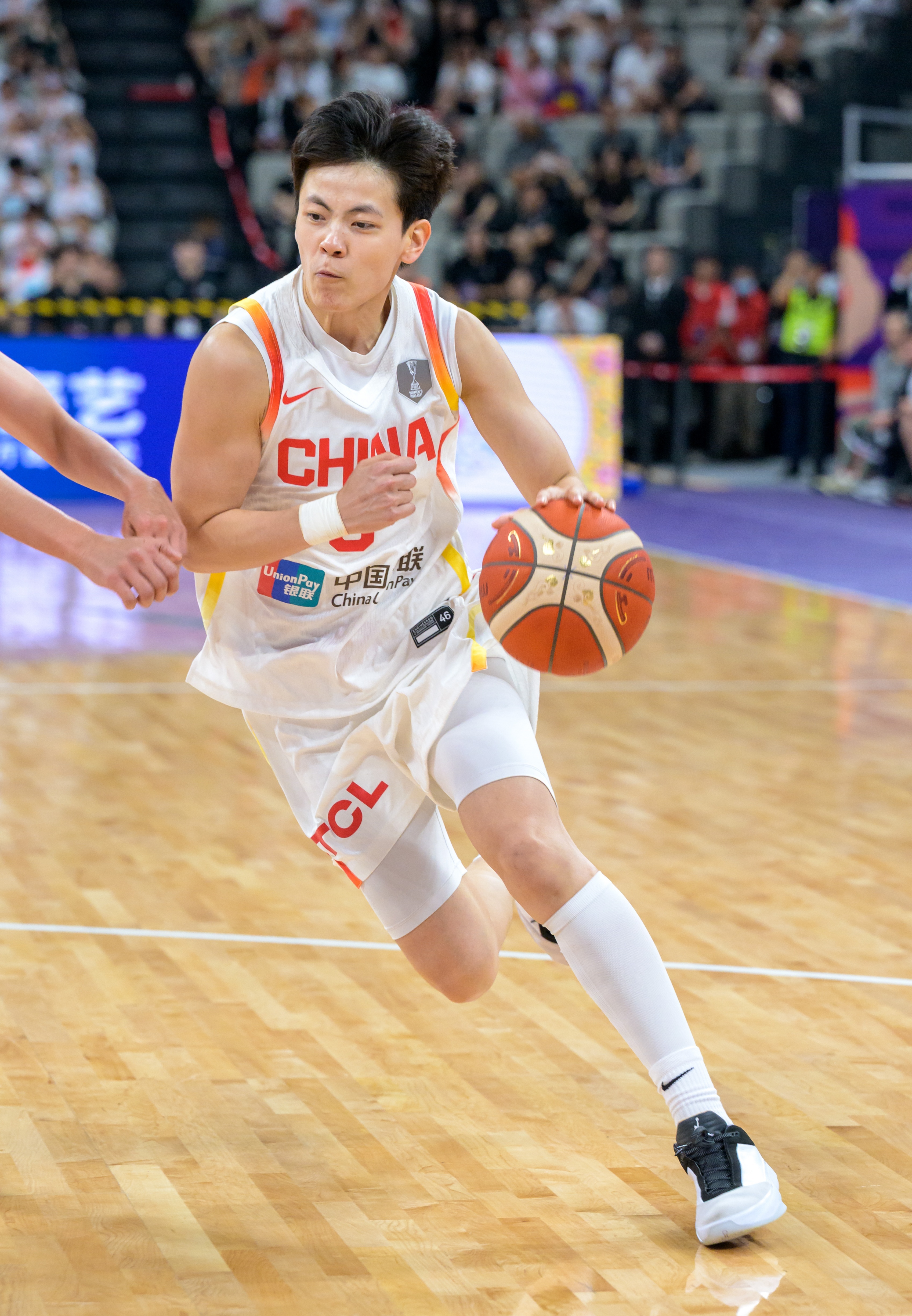 填满数据栏！杨舒予11中4拿到9分9板5助2断1帽 正负值+23最高