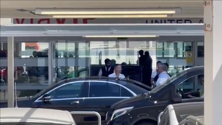 记者：亚马尔经纪人门德斯抵达巴萨，参加续约和10号球衣公布仪式