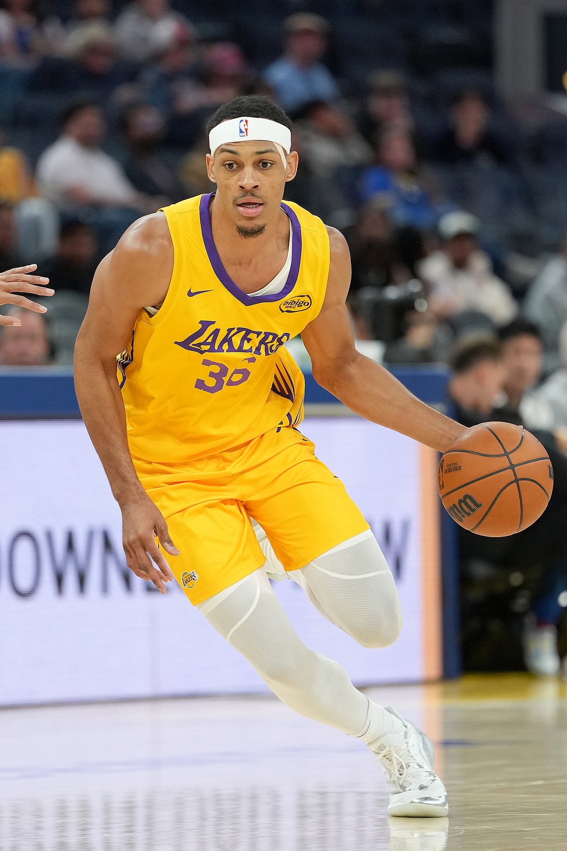 🙏美记：贝兹利的伤势看起来不妙 他的亮眼表现配得上重返NBA
