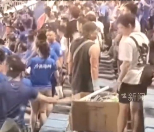 赣超第二轮南昌对阵九江赛后，球迷自发清理随身垃圾
