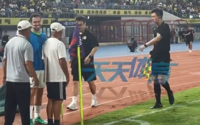 西海岸主场工作人员加时赛前提前收起角旗杆，多亏塞鸟及时发现