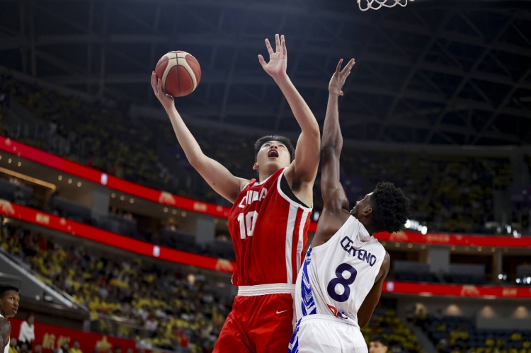 🏀热身赛-王俊杰16分 程帅澎13分 中国男篮再胜委内瑞拉男篮