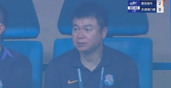 多一人作战0-2落后！于根伟替补席上脸色铁青