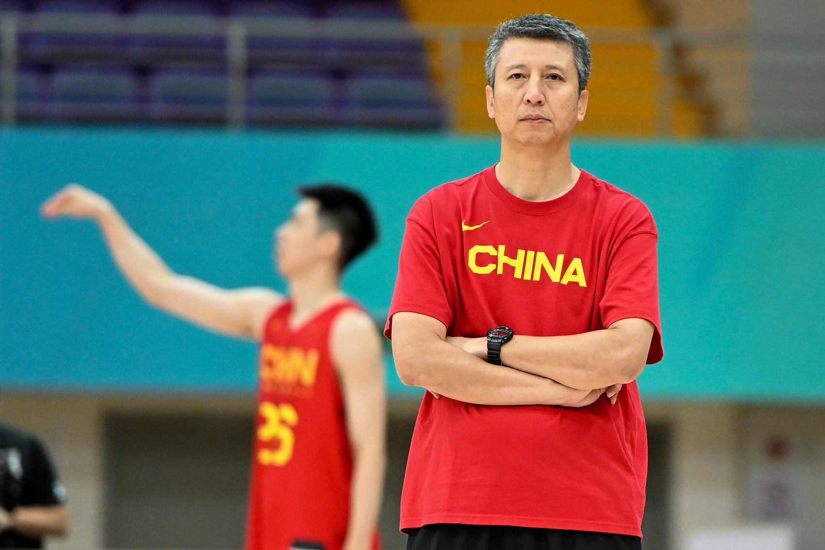 媒体人：中国男篮完成进攻后回防过慢 传球意图明显&传球不到位