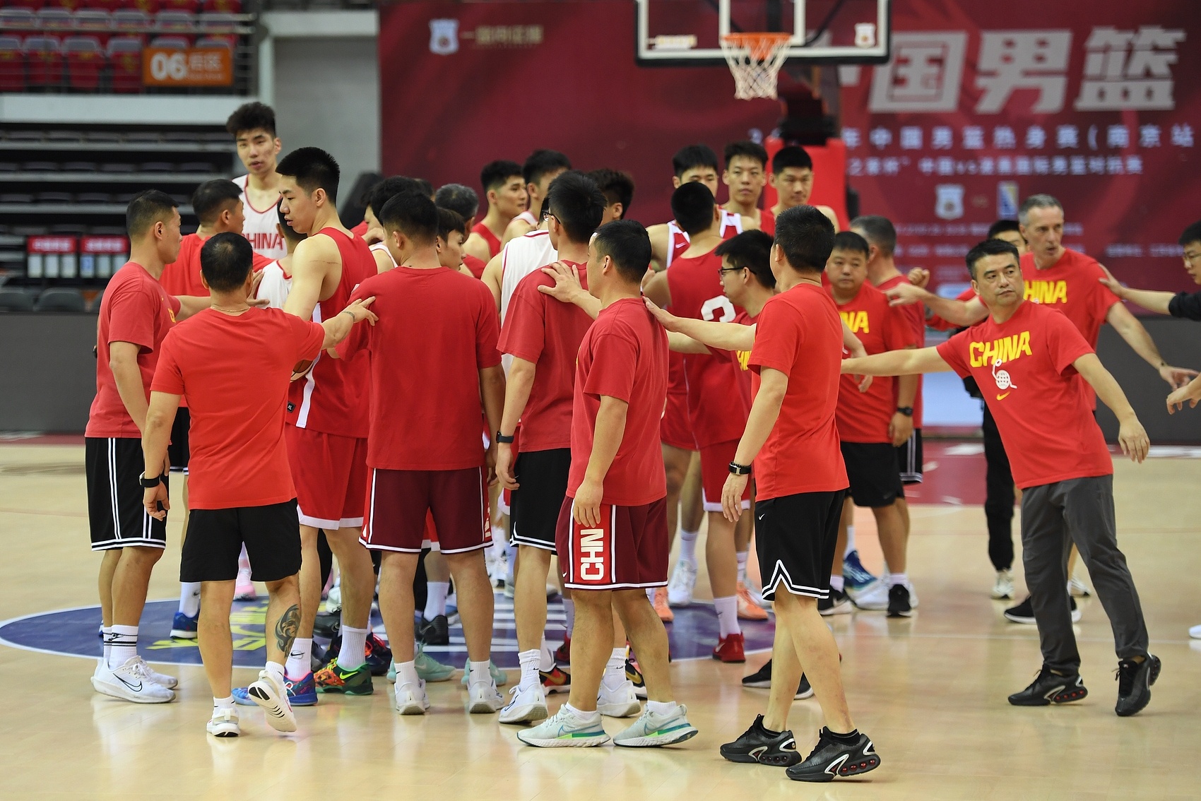 媒体人：波黑很多随机夹击都成功造成我们的失误 球员反应还是慢