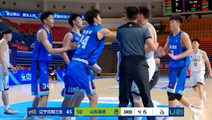 完全控制不住🤯！辽宁&山东U21男篮大规模冲突 比赛提前结束...